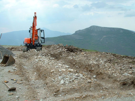 photo du creusement des fouilles à la pelleteuse