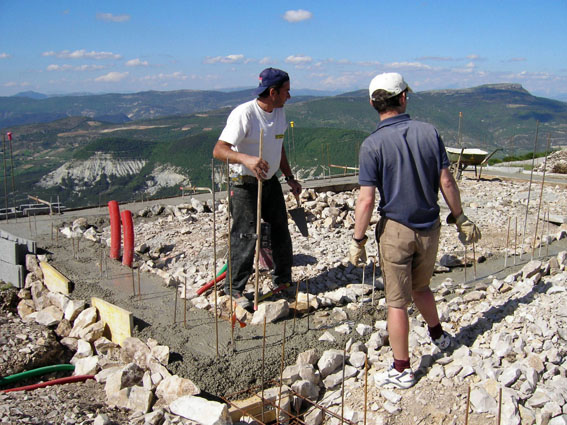 photo du coulage des fondations de l'annexe