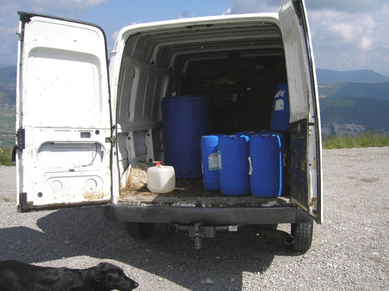photo du transport de l'eau pour le chantier