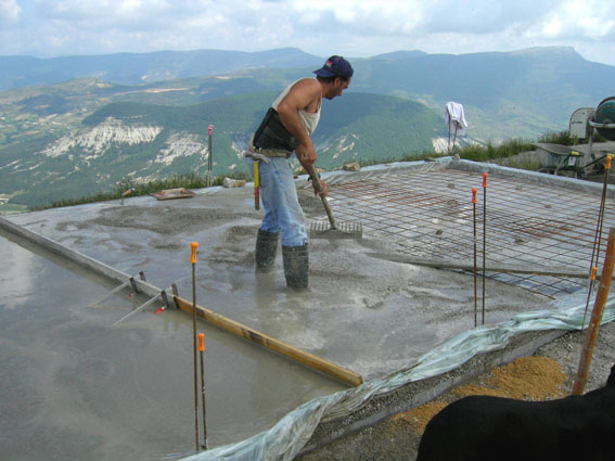 photo du coulage de la dalle en béton de l'annexe