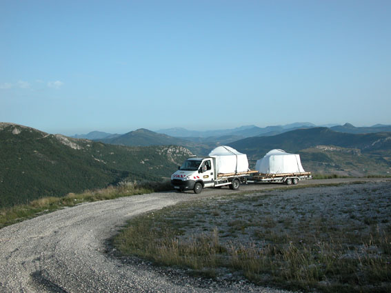 photo de l'arrivée des coupoles par la route