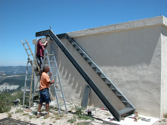 photo du montage de l'escalier extérieur de l'annexe