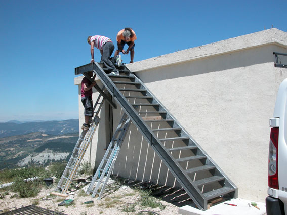 photo de la pose des marches de l'escalier extérieur de l'annexe