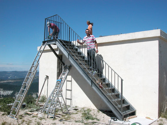 photo de la pose des rambardes de l'escalier extérieur de l'annexe